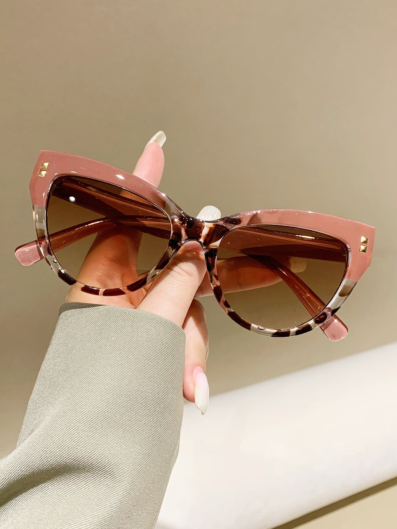 Trendy Cat Eye Sunglasses for Women – Chic Plastic Frames for Beach Vibes! Color-2 Color-3