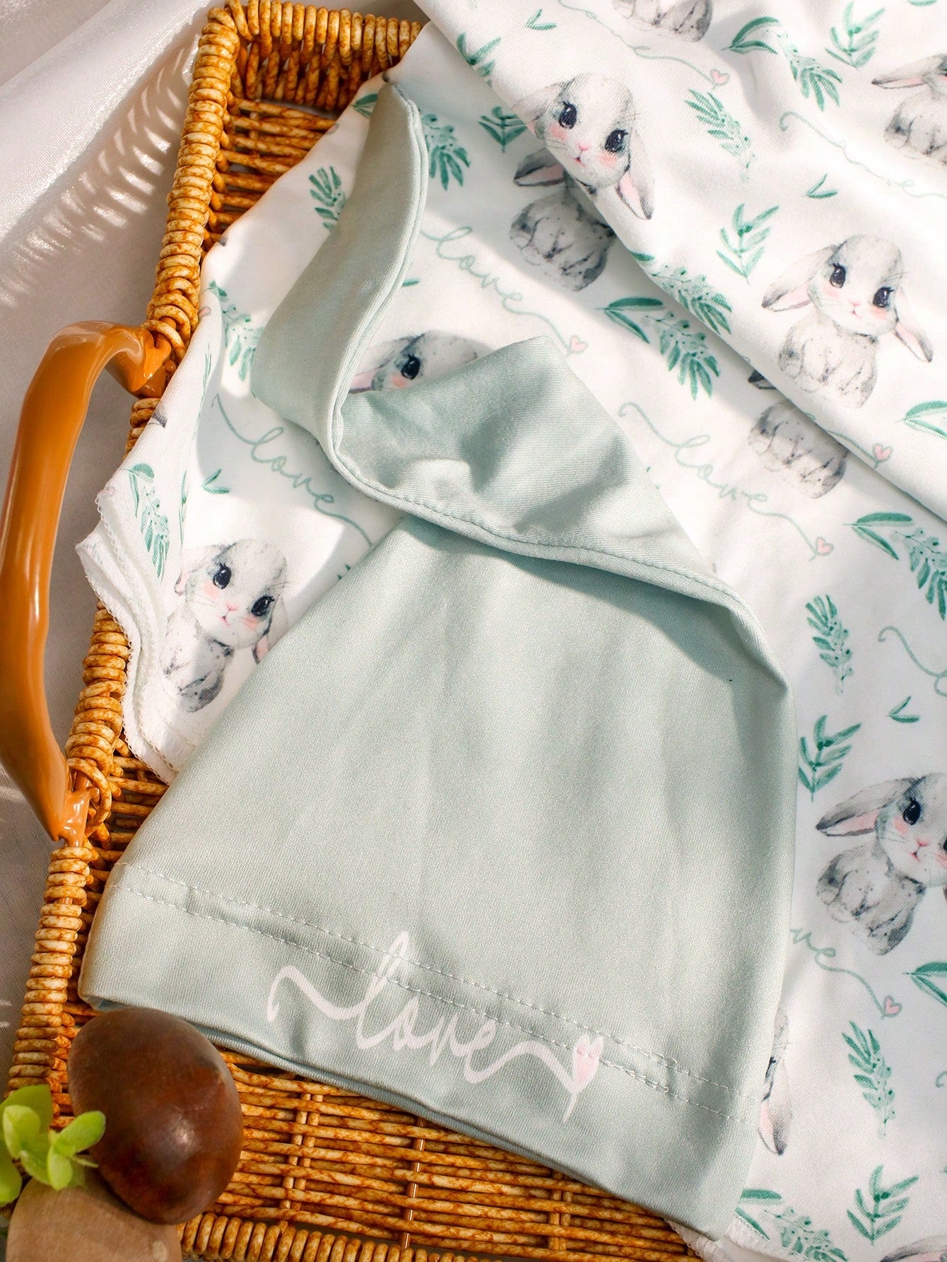 Adorable Rabbit Print Swaddle Blanket and Hat Set for Newborn Baby Boys – Perfect for Photography Props