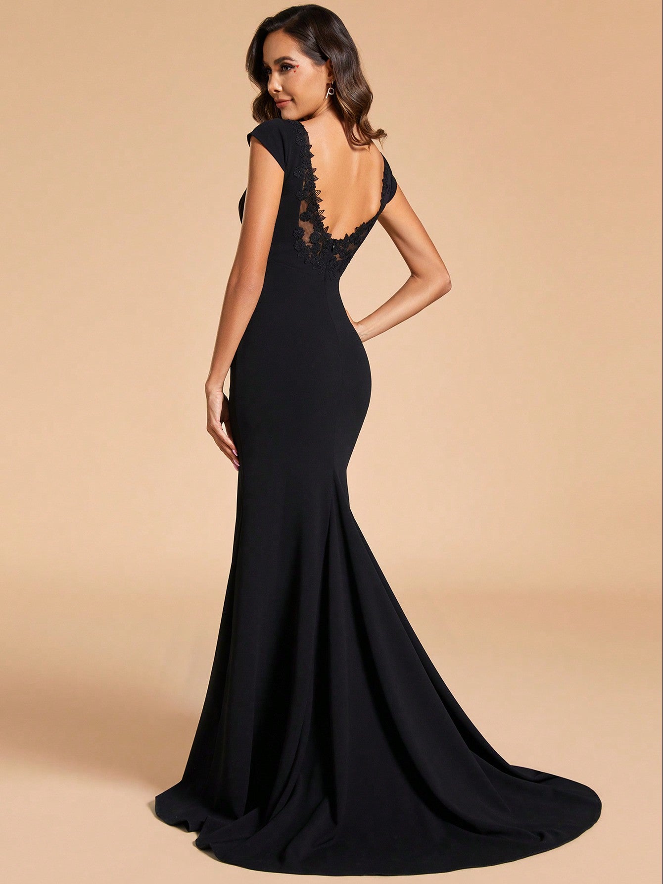 Elegant Minimalist Backless Wedding Dress with Lace Patchwork and V-Back Design Black