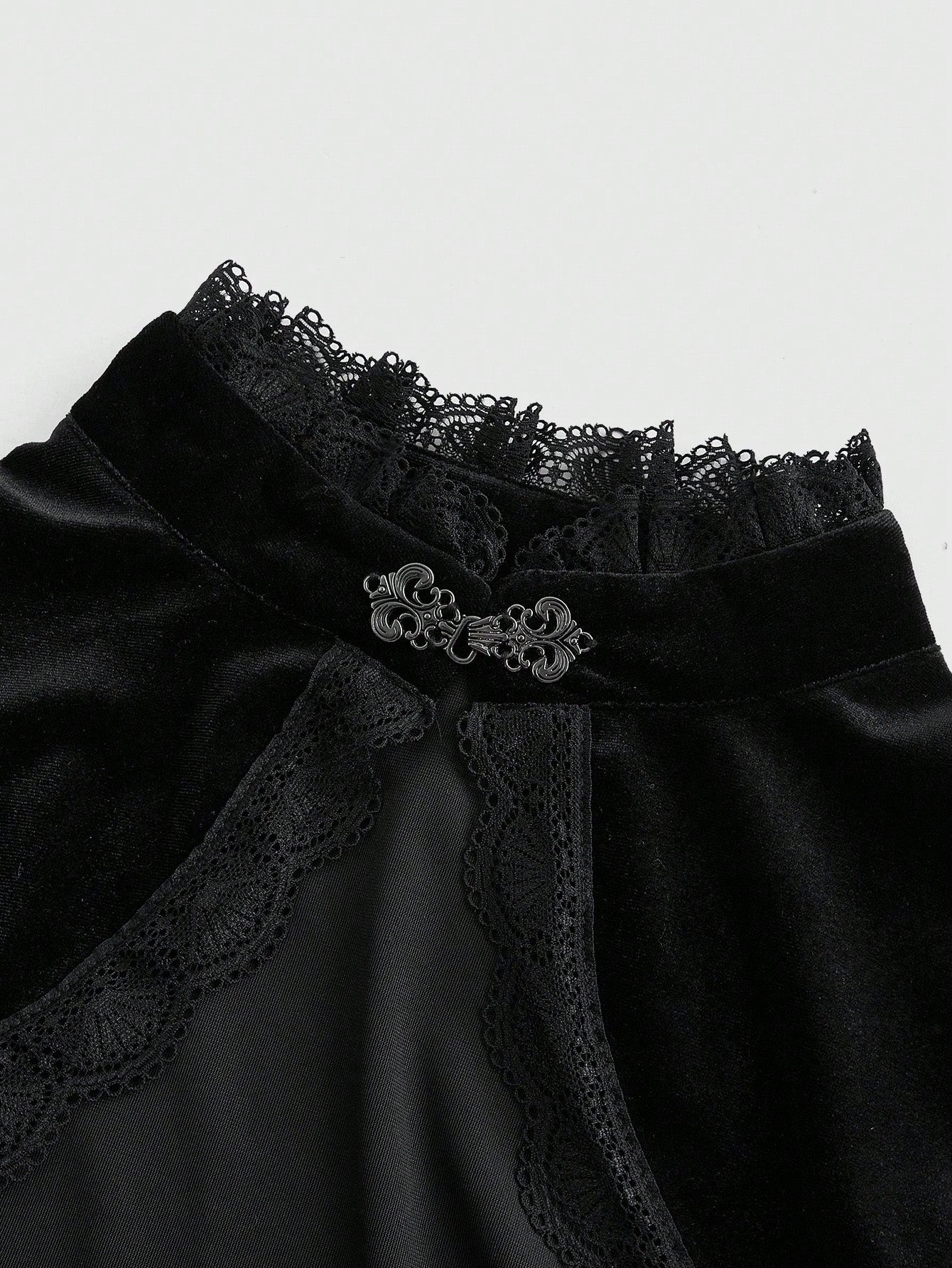 Winter Chic: Plus Size Gothic Flocked Patchwork Top with Flare Sleeves & Fuzzy Trim 0XL 1XL