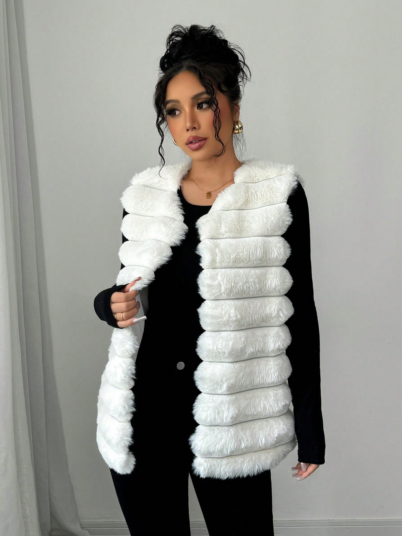 Chic and Cozy: SHEIN Women's Sleeveless Fluffy Jacket for Autumn & Winter S M