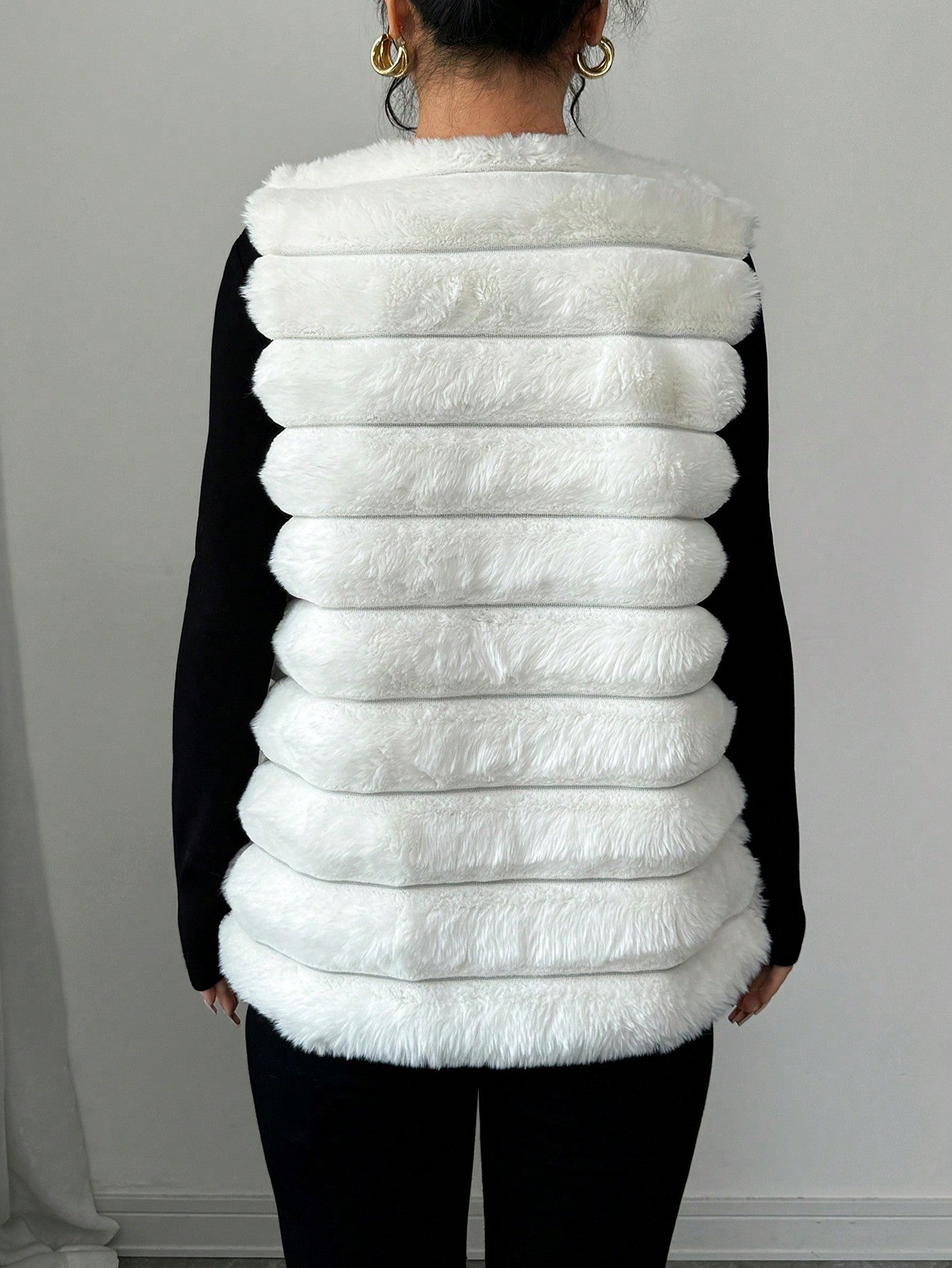 Chic and Cozy: SHEIN Women's Sleeveless Fluffy Jacket for Autumn & Winter S M