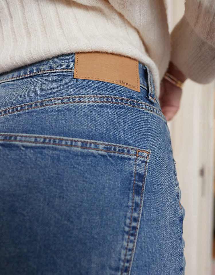 https://images.asos-media.com/products/asos-design-curve-comfort-stretch-straight-leg-jeans-in-mid-blue/206426964-5?$n_750w$&wid=750&fit=constrain