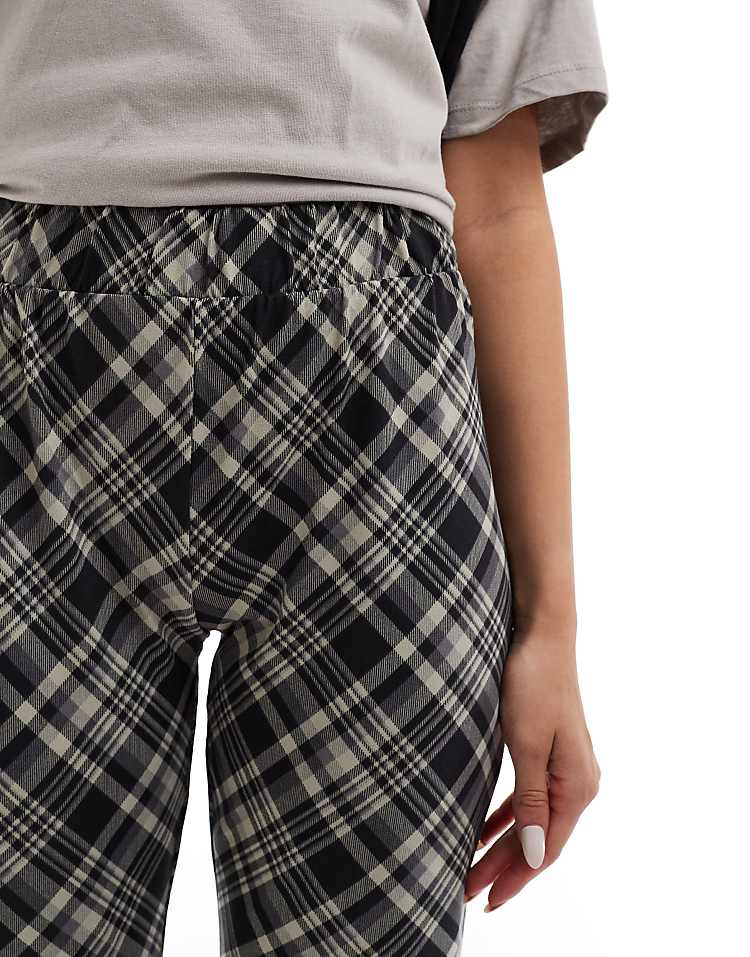 https://images.asos-media.com/products/noisy-may-flared-pants-in-black-plaid/206531672-3?$n_750w$&wid=750&fit=constrain