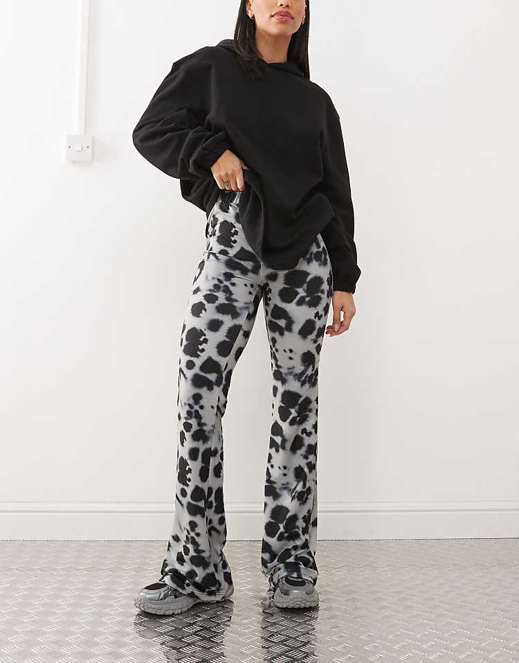 https://images.asos-media.com/products/noisy-may-jersey-flare-pants-in-gray-distorted-print/206879743-1-ghostgreyabstract?$n_750w$&wid=750&fit=constrain