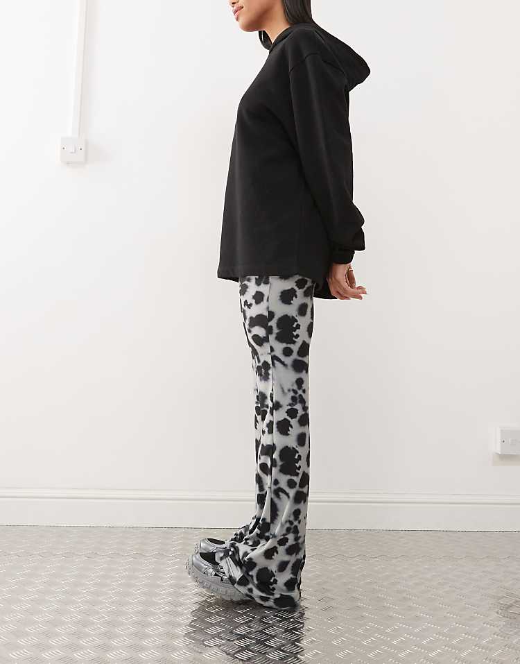 https://images.asos-media.com/products/noisy-may-jersey-flare-pants-in-gray-distorted-print/206879743-2?$n_750w$&wid=750&fit=constrain
