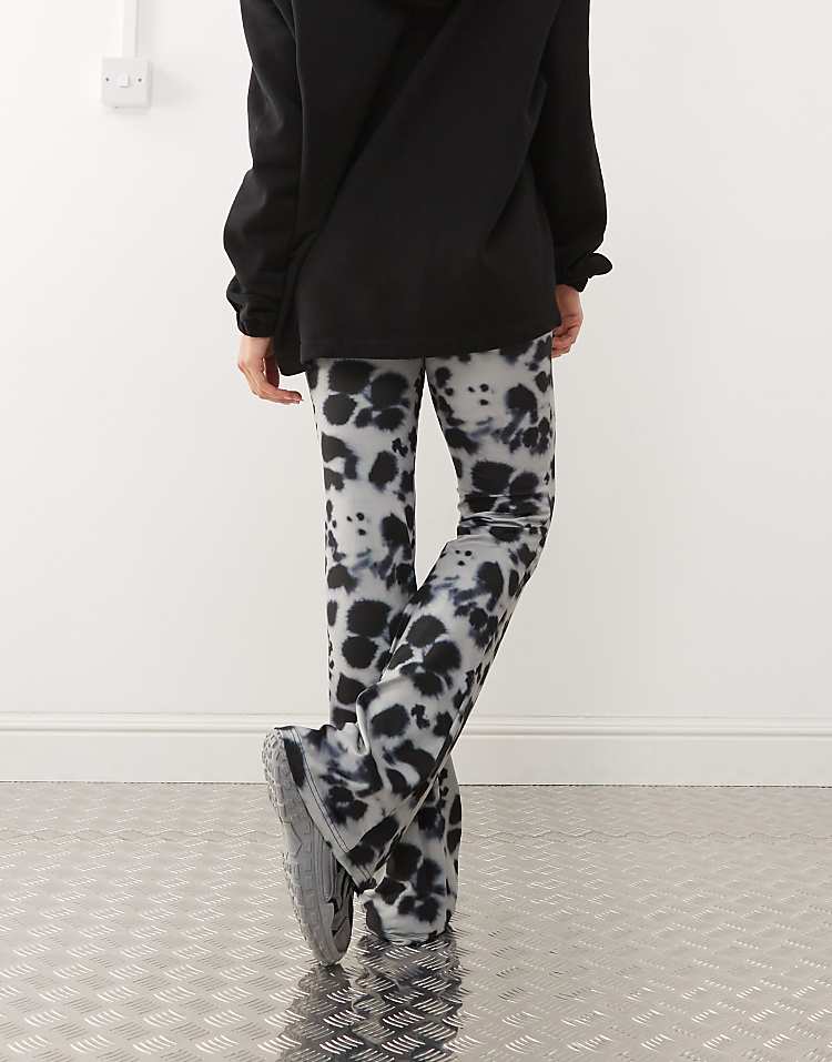 https://images.asos-media.com/products/noisy-may-jersey-flare-pants-in-gray-distorted-print/206879743-4?$n_750w$&wid=750&fit=constrain