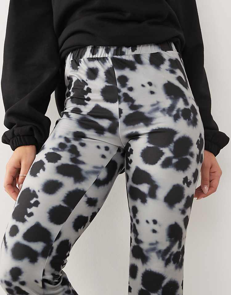 https://images.asos-media.com/products/noisy-may-jersey-flare-pants-in-gray-distorted-print/206879743-5?$n_750w$&wid=750&fit=constrain