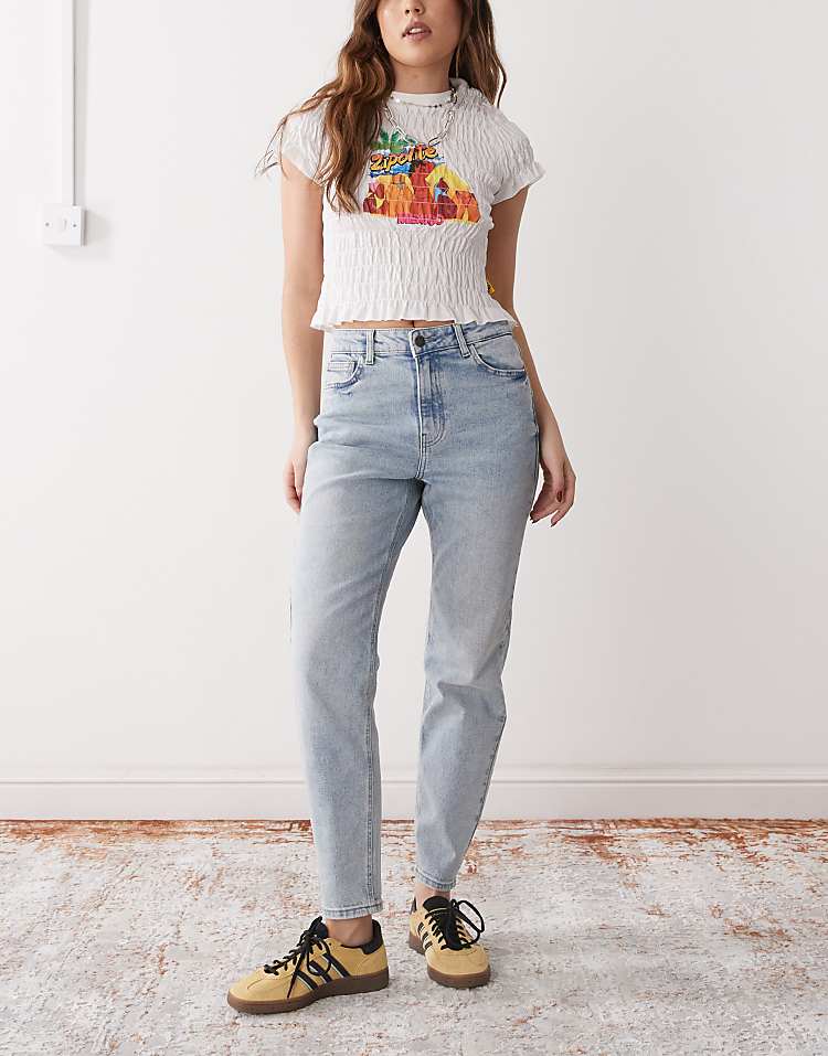 https://images.asos-media.com/products/noisy-may-moni-high-waist-straight-jeans-in-light-blue-wash/207372356-1-lightblue?$n_750w$&wid=750&fit=constrain