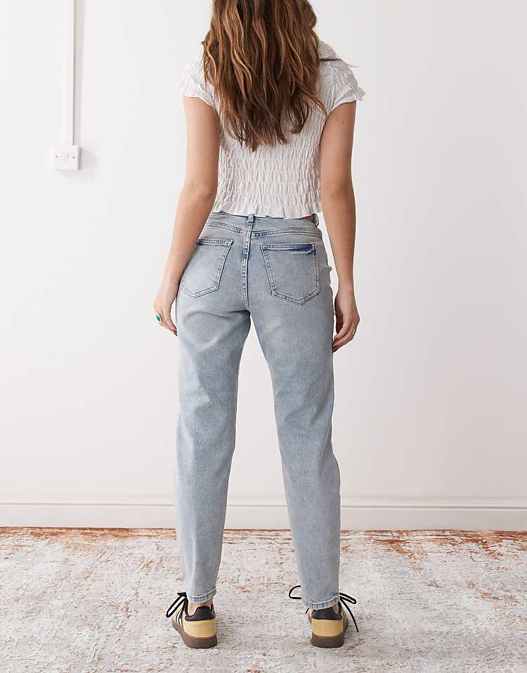 https://images.asos-media.com/products/noisy-may-moni-high-waist-straight-jeans-in-light-blue-wash/207372356-2?$n_750w$&wid=750&fit=constrain