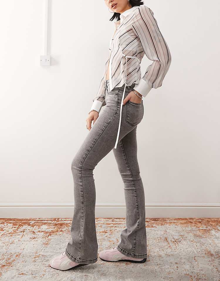 https://images.asos-media.com/products/noisy-may-sallie-high-waisted-flare-jeans-in-light-gray/207372744-3?$n_750w$&wid=750&fit=constrain
