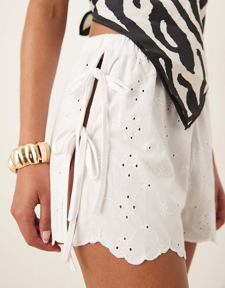 https://images.asos-media.com/products/asos-design-eyelet-scallop-detail-shorts-in-white/207720152-2?$n_750w$&wid=750&fit=constrain