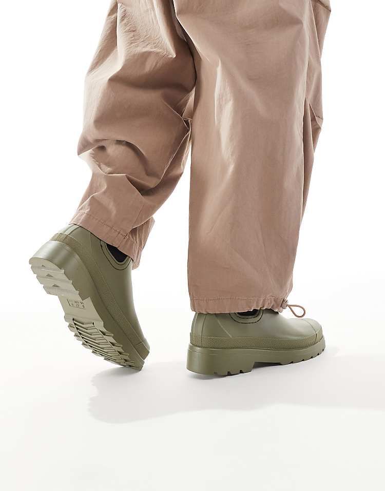 https://images.asos-media.com/products/asos-design-chelsea-wellington-boots-in-khaki-green/207744995-4?$n_750w$&wid=750&fit=constrain