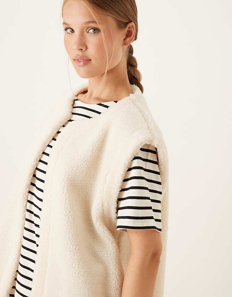 https://images.asos-media.com/products/asos-design-borg-vest-in-cream/208220714-4?$n_750w$&wid=750&fit=constrain