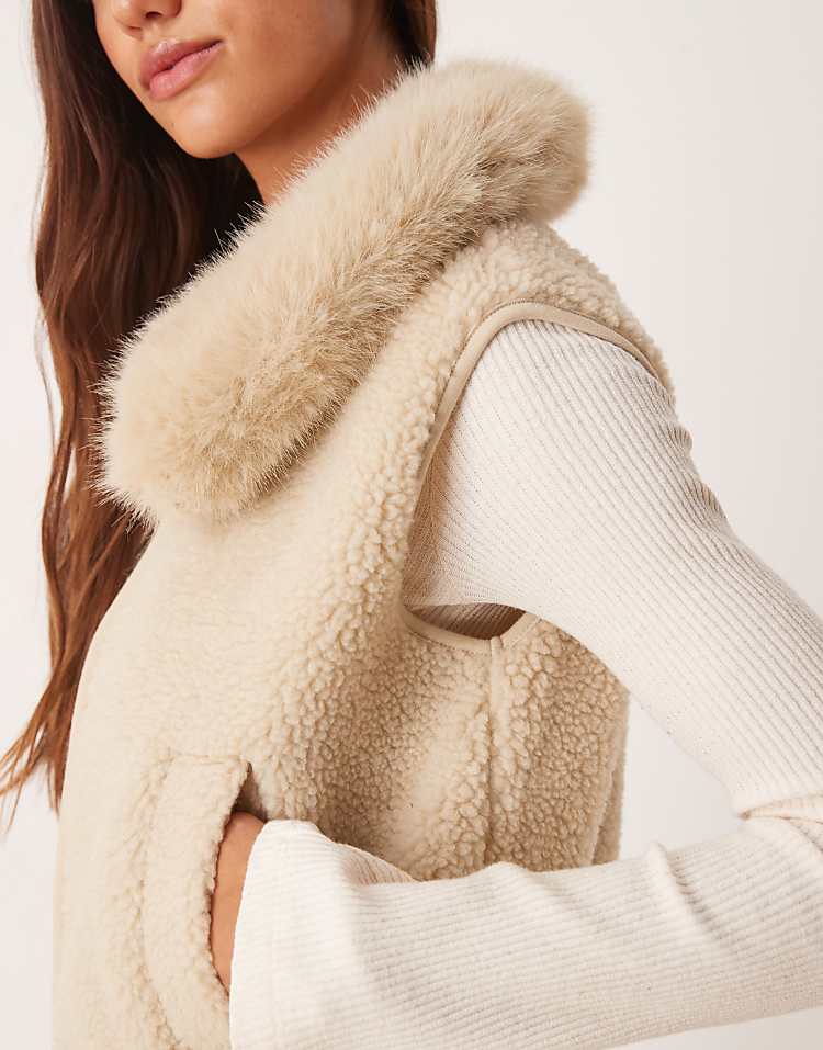 https://images.asos-media.com/products/asos-design-borg-vest-with-faux-fur-collar/208224640-3?$n_750w$&wid=750&fit=constrain