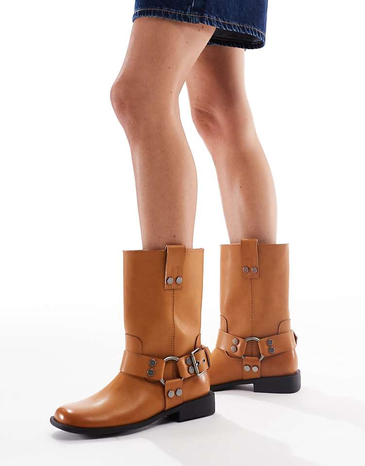 https://images.asos-media.com/products/asos-design-arley-burnished-flat-moto-boots-in-camel/208573318-4?$n_750w$&wid=750&fit=constrain