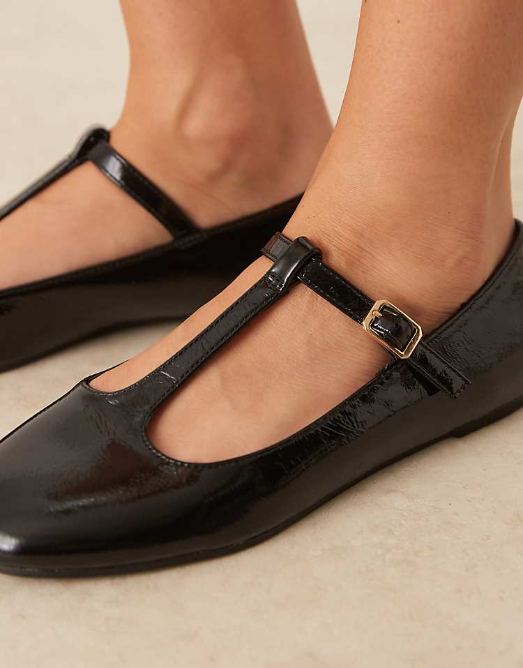 https://images.asos-media.com/products/asos-design-latham-mary-jane-ballet-flats-in-black-patent/208693403-3?$n_750w$&wid=750&fit=constrain