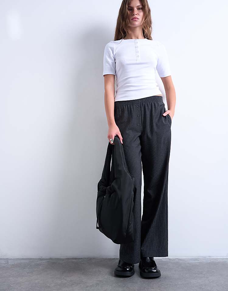 https://images.asos-media.com/products/topshop-sia-ruched-nylon-shoulder-bag-in-black/208737205-2?$n_750w$&wid=750&fit=constrain