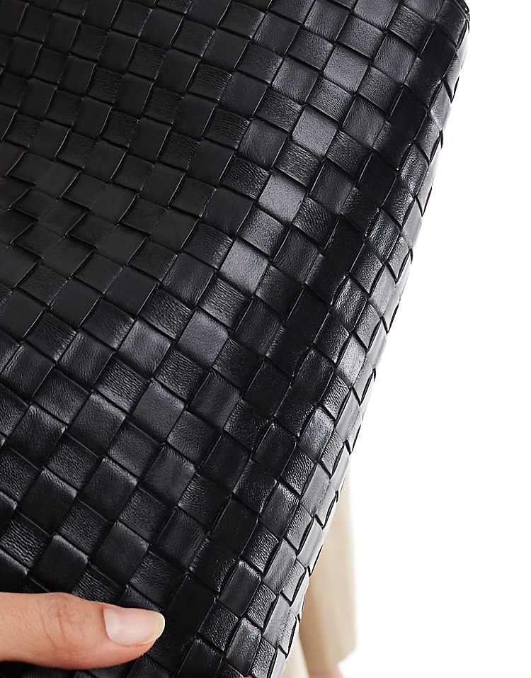 https://images.asos-media.com/products/asos-design-tubular-handle-vase-tote-bag-in-black-weave/208788604-2?$n_750w$&wid=750&fit=constrain