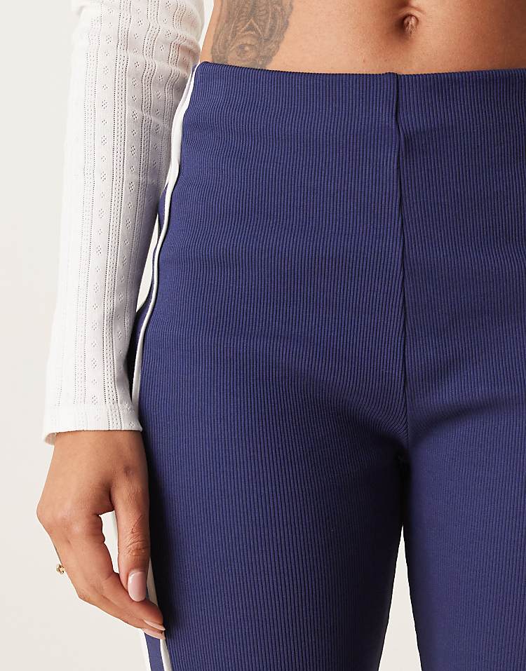 https://images.asos-media.com/products/asos-design-rib-knit-kick-flare-pants-with-piping-in-navy-and-cream/208865752-2?$n_750w$&wid=750&fit=constrain