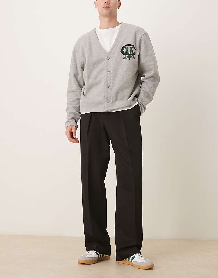 https://images.asos-media.com/products/asos-design-smart-wide-leg-pants-with-deep-pleats-in-black-with-elastic-waist/208958738-2?$n_750w$&wid=750&fit=constrain