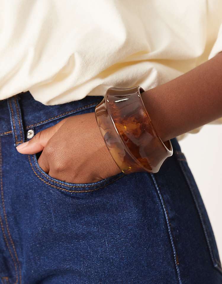 https://images.asos-media.com/products/asos-design-resin-bracelet-with-abstract-shape-in-amber/209144142-1-brown?$n_750w$&wid=750&fit=constrain