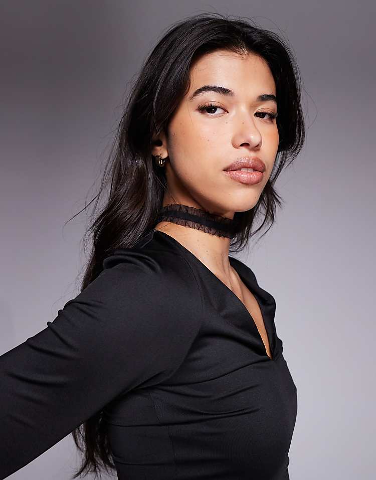 https://images.asos-media.com/products/asos-design-halloween-velvet-choker-with-frill-detail-edge-in-black/209302906-1-black?$n_750w$&wid=750&fit=constrain