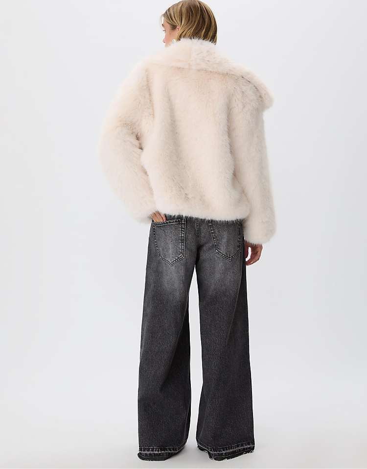 https://images.asos-media.com/products/stradivarius-cropped-faux-fur-jacket-in-ecru/209474109-4?$n_750w$&wid=750&fit=constrain