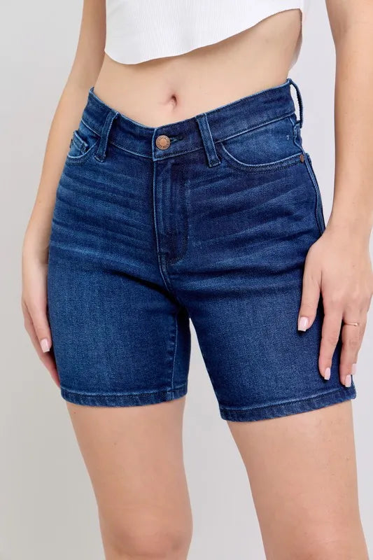 Judy Blue High Waist V-Front Bermuda DK / L DK / S DK / M DK / L-DK / S-DK / M-DK / 1XL-DK / 2XL-DK / 3XL-