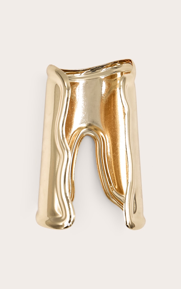 https://cdn-img.prettylittlething.com/8/1/d/0/81d0cf4b1664023f47b579d3385da46babaad684_CNN1132_3_gold_smooth_asymmetric_cuff.jpg