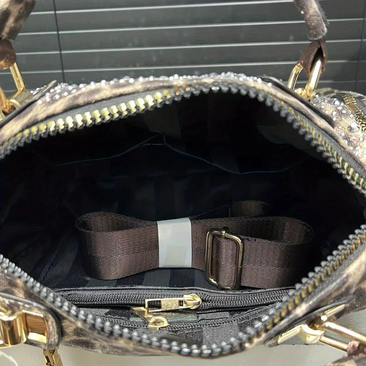 Ladies' fashionable and gorgeous diamond studded tote bag with leopard pattern and full diamond cylindrical handbag