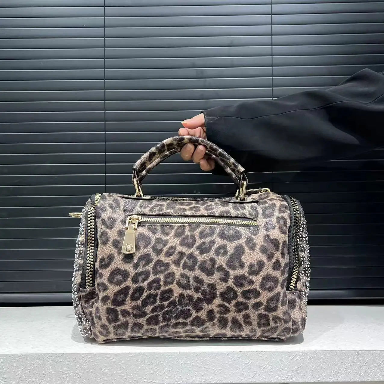 Ladies' fashionable and gorgeous diamond studded tote bag with leopard pattern and full diamond cylindrical handbag