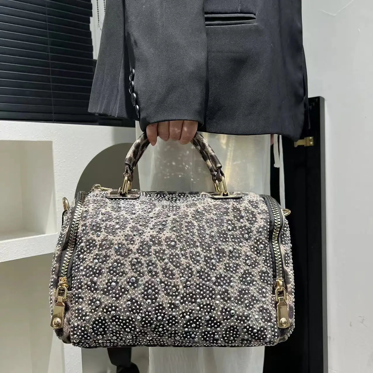 Ladies' fashionable and gorgeous diamond studded tote bag with leopard pattern and full diamond cylindrical handbag