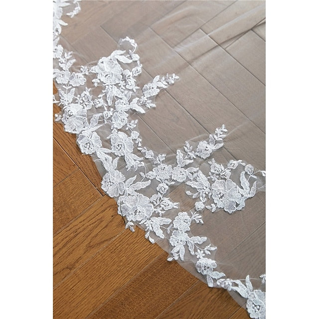 Elegant One-Tier Lace Wedding Veil with Embroidered Appliqués