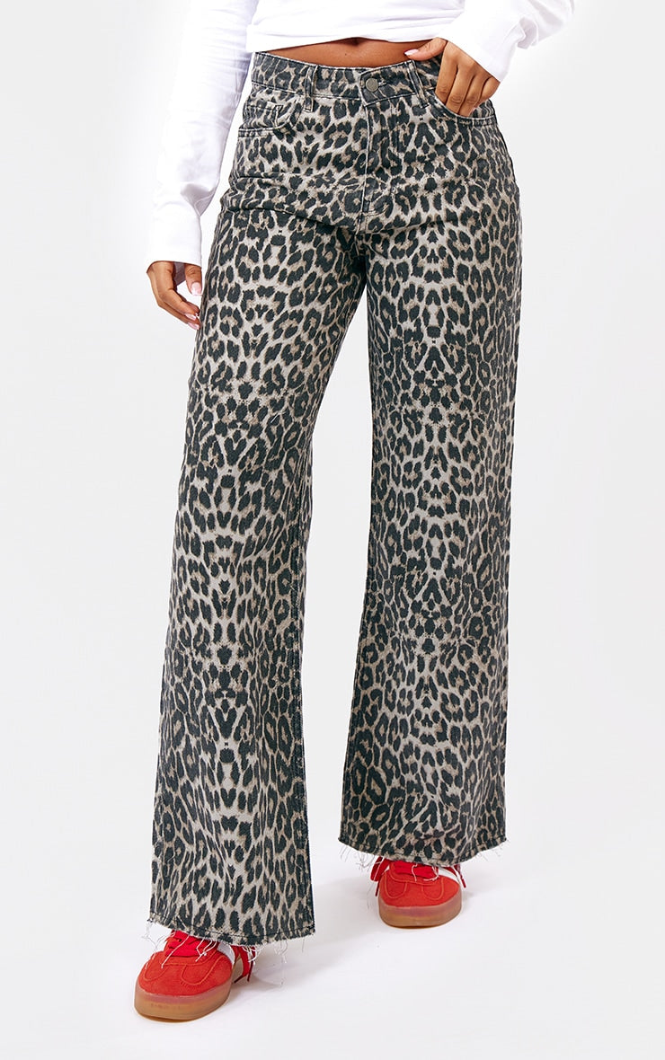 https://cdn-img.prettylittlething.com/1/0/5/9/10594e89af0bd8c124eec911eeaeb526fa5f922c_CNI7417_2_brown_leopard_print_denim_wide_leg_denim_jean.jpg