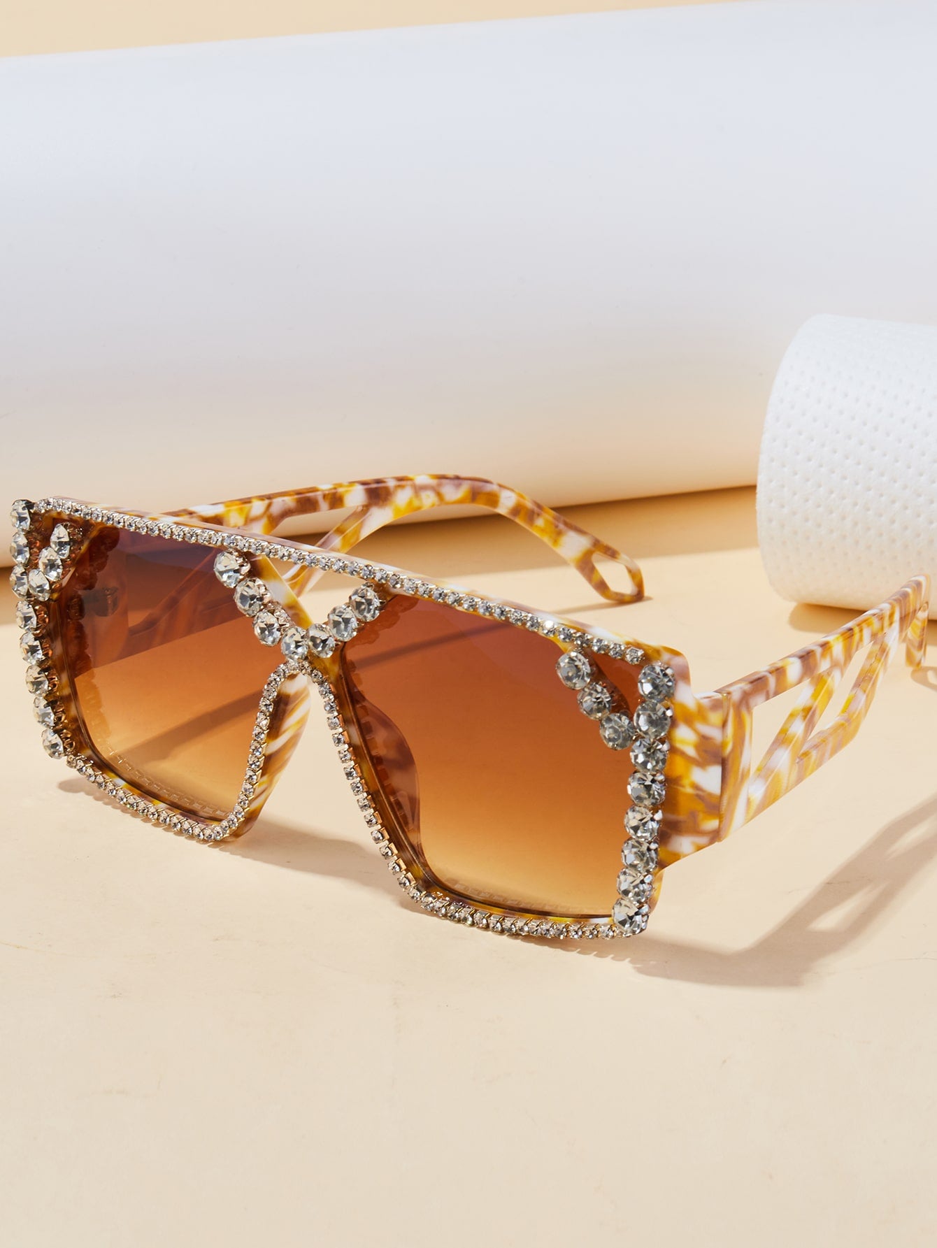 Chic Geometric Oversized Hollow-Out Sunglasses with Rhinestone Accents – Perfect for Beach Days and Trendy Street Looks!