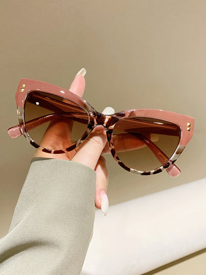 Trendy Cat Eye Sunglasses for Women – Chic Plastic Frames for Beach Vibes!