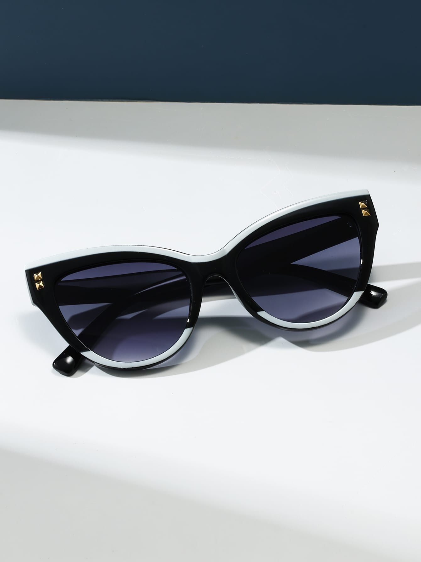 Trendy Cat Eye Sunglasses for Women – Chic Plastic Frames for Beach Vibes!