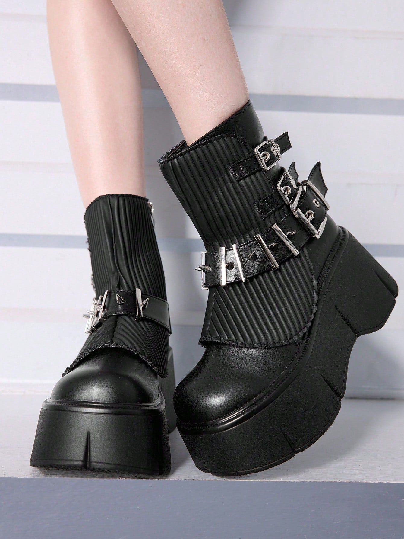 Platform Boots for Women with Rivet Detail and Thick Sole - Stylish Dark Fashion EUR36 EUR37 EUR38 EUR36-EUR37-EUR38-EUR40-EUR41-EUR42-