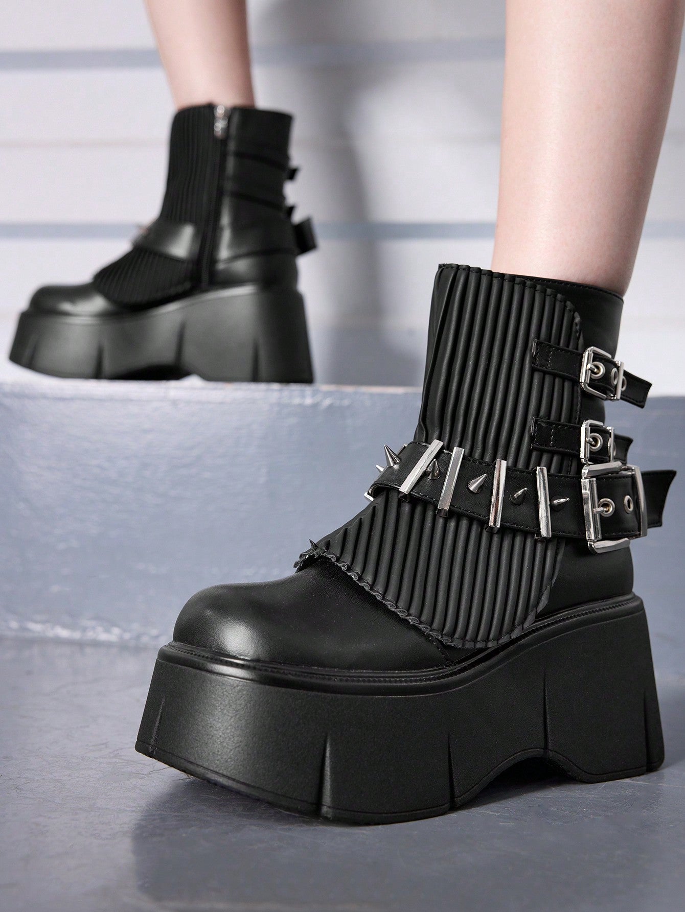 Platform Boots for Women with Rivet Detail and Thick Sole - Stylish Dark Fashion EUR36 EUR37 EUR38 EUR36-EUR37-EUR38-EUR40-EUR41-EUR42-