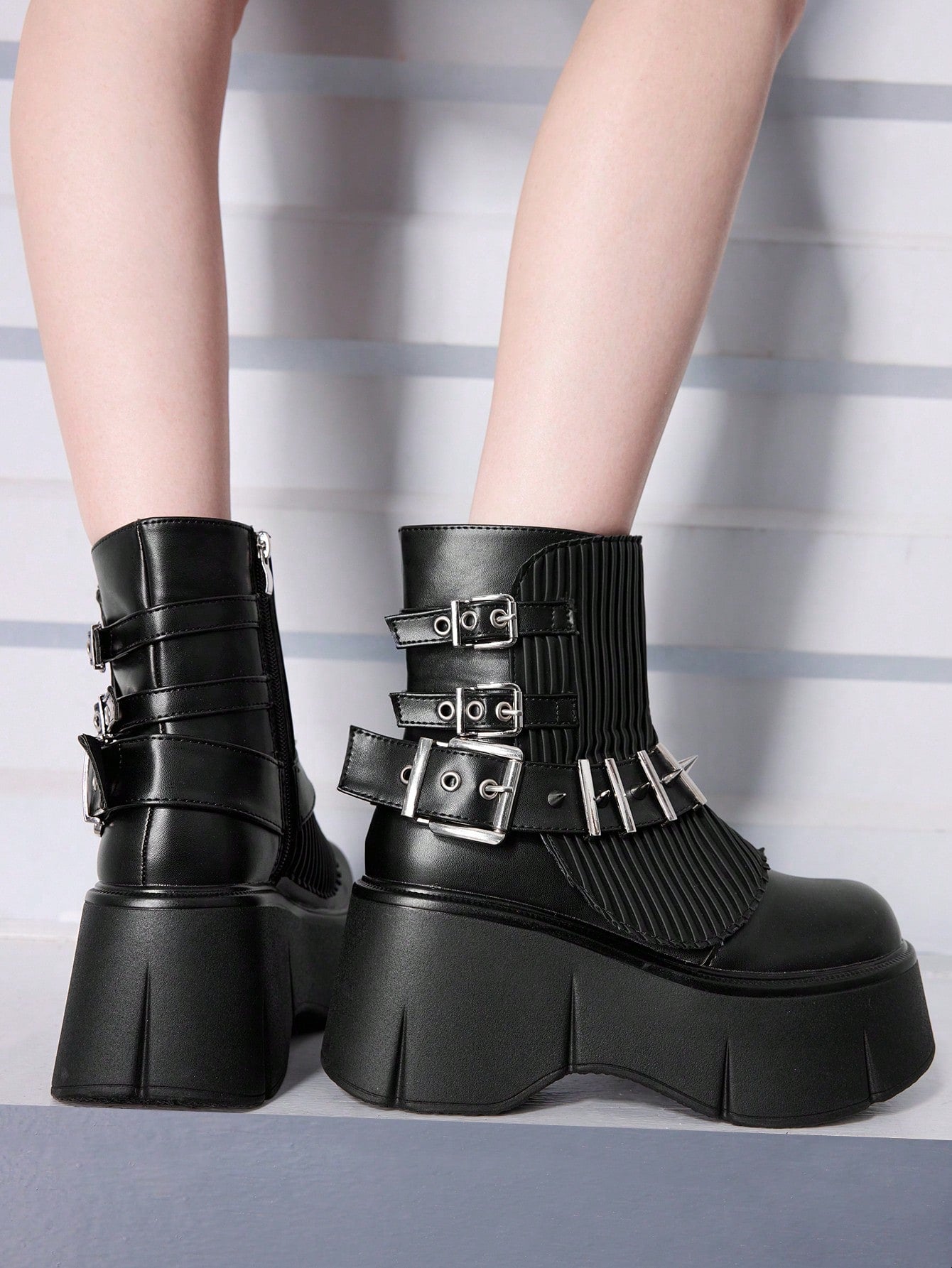 Platform Boots for Women with Rivet Detail and Thick Sole - Stylish Dark Fashion EUR36 EUR37 EUR38 EUR36-EUR37-EUR38-EUR40-EUR41-EUR42-
