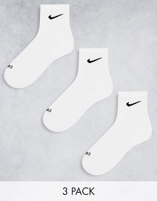 https://images.asos-media.com/products/nike-training-everyday-plus-cushioned-3-pack-ankle-socks-in-white/202970610-1-white?$n_750w$&wid=750&fit=constrain