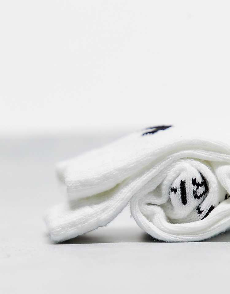 https://images.asos-media.com/products/nike-training-everyday-plus-cushioned-3-pack-ankle-socks-in-white/202970610-2?$n_750w$&wid=750&fit=constrain