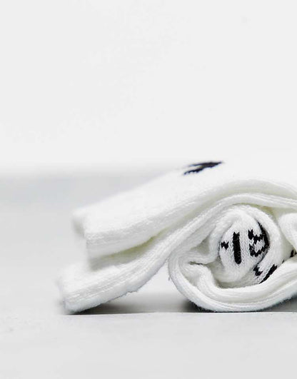 https://images.asos-media.com/products/nike-training-everyday-plus-cushioned-3-pack-ankle-socks-in-white/202970610-2?$n_750w$&wid=750&fit=constrain