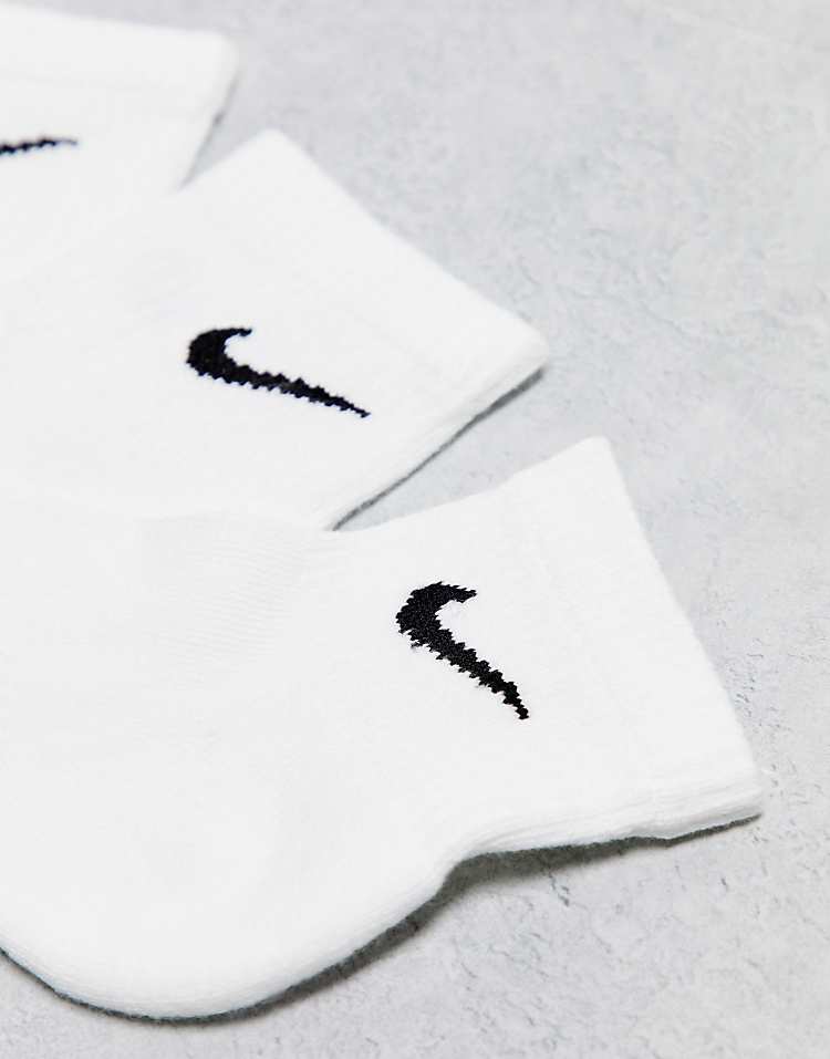 https://images.asos-media.com/products/nike-training-everyday-plus-cushioned-3-pack-ankle-socks-in-white/202970610-3?$n_750w$&wid=750&fit=constrain