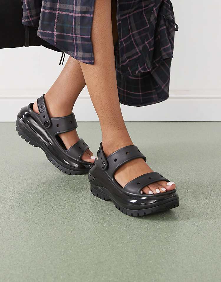 https://images.asos-media.com/products/crocs-mega-crush-sandals-in-black/204294297-1-black?$n_750w$&wid=750&fit=constrain