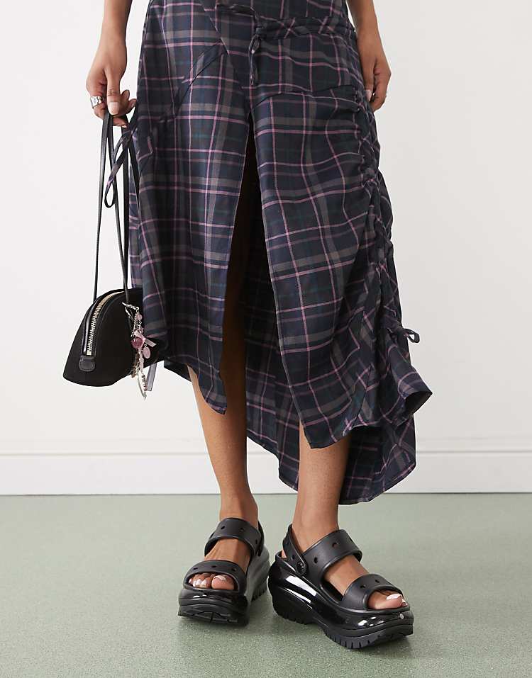 https://images.asos-media.com/products/crocs-mega-crush-sandals-in-black/204294297-2?$n_750w$&wid=750&fit=constrain