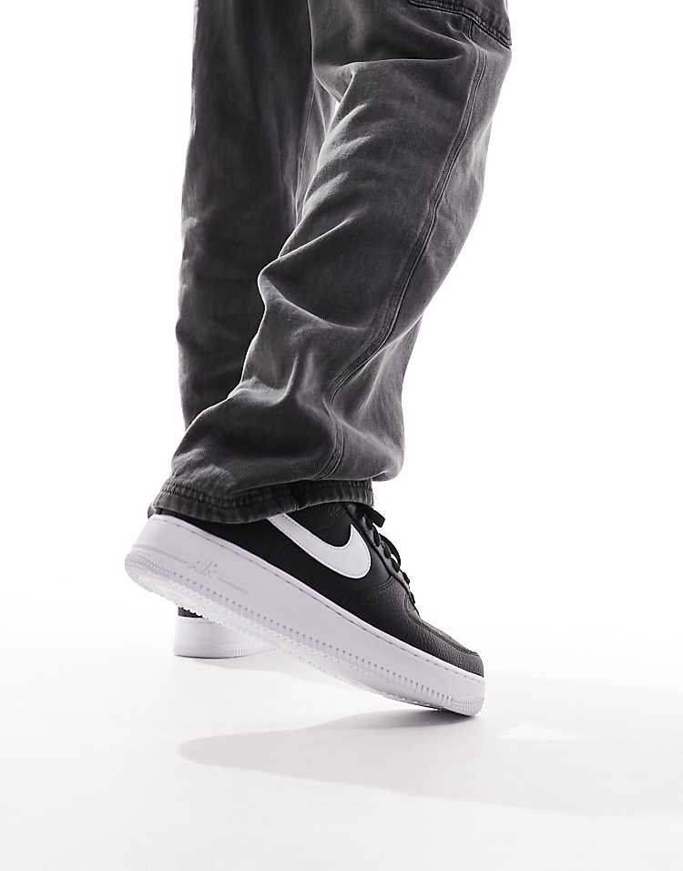 https://images.asos-media.com/products/nike-air-force-107-sneakers-in-black-and-white/204525469-5?$n_750w$&wid=750&fit=constrain
