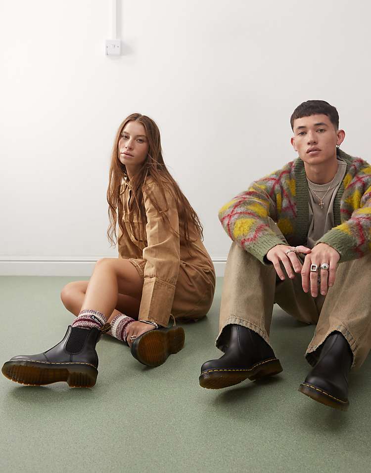 https://images.asos-media.com/products/dr-martens-unisex-2976-smooth-leather-chelsea-boots/205434640-3?$n_750w$&wid=750&fit=constrain