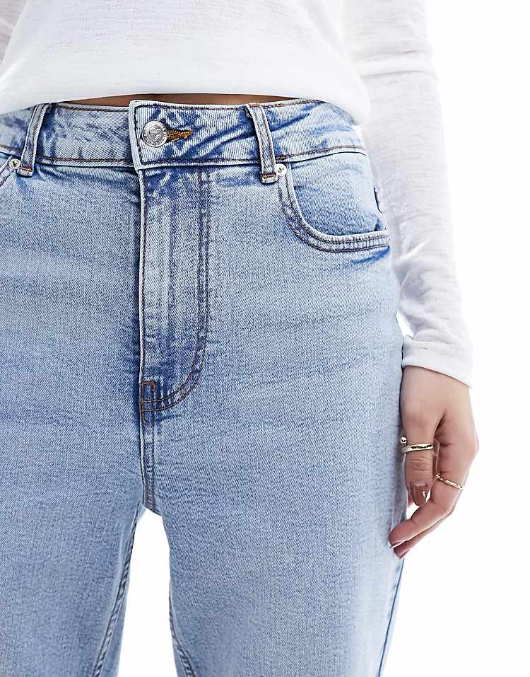https://images.asos-media.com/products/miss-selfridge-heart-pocket-straight-leg-jean-in-mid-wash-blue/205518175-5?$n_750w$&wid=750&fit=constrain